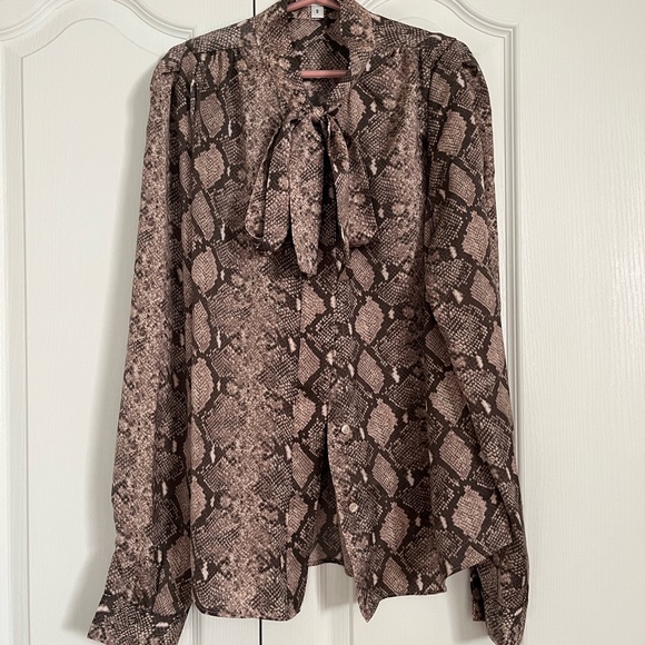 Stella and Dot Lady Boss Top snake print size small - Picture 2 of 10